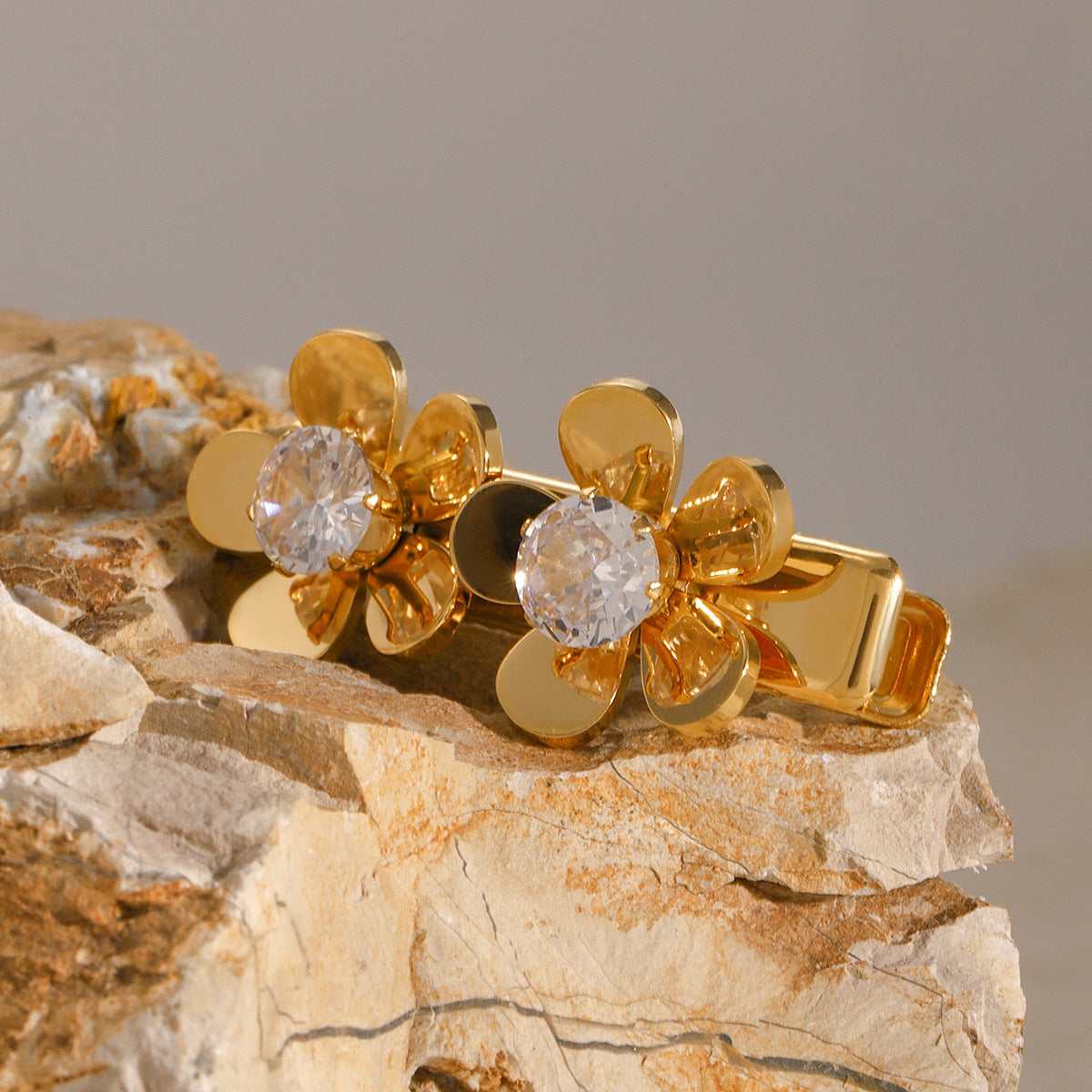 Elegant Diamond Petal Hair Clip with Gold Petals – Hypoallergenic Design for Women, Eco-Friendly and Durable 4