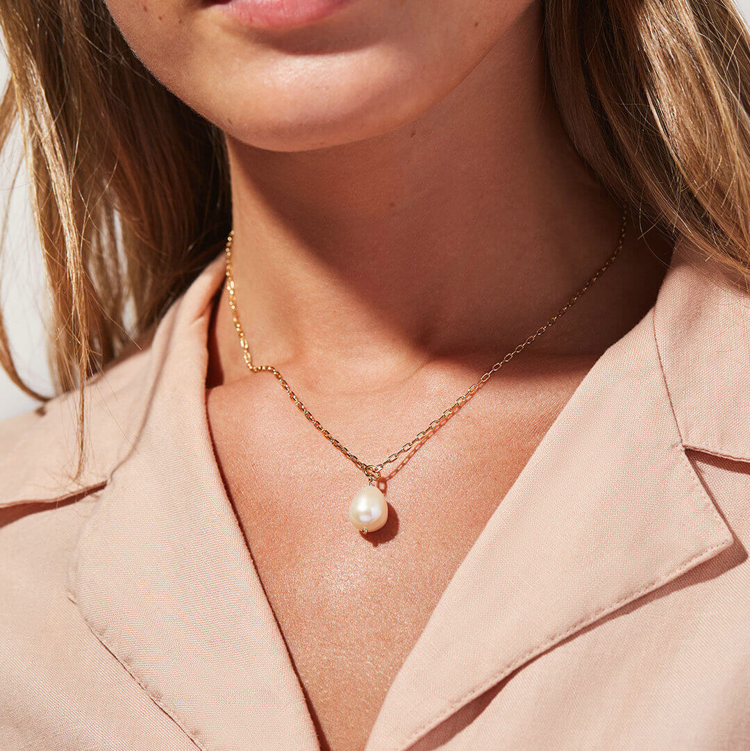 Elegant Freshwater Pearl Necklace on Waterproof Gold Chain – Hypoallergenic, Lightweight, 15-Inch with Extension 4
