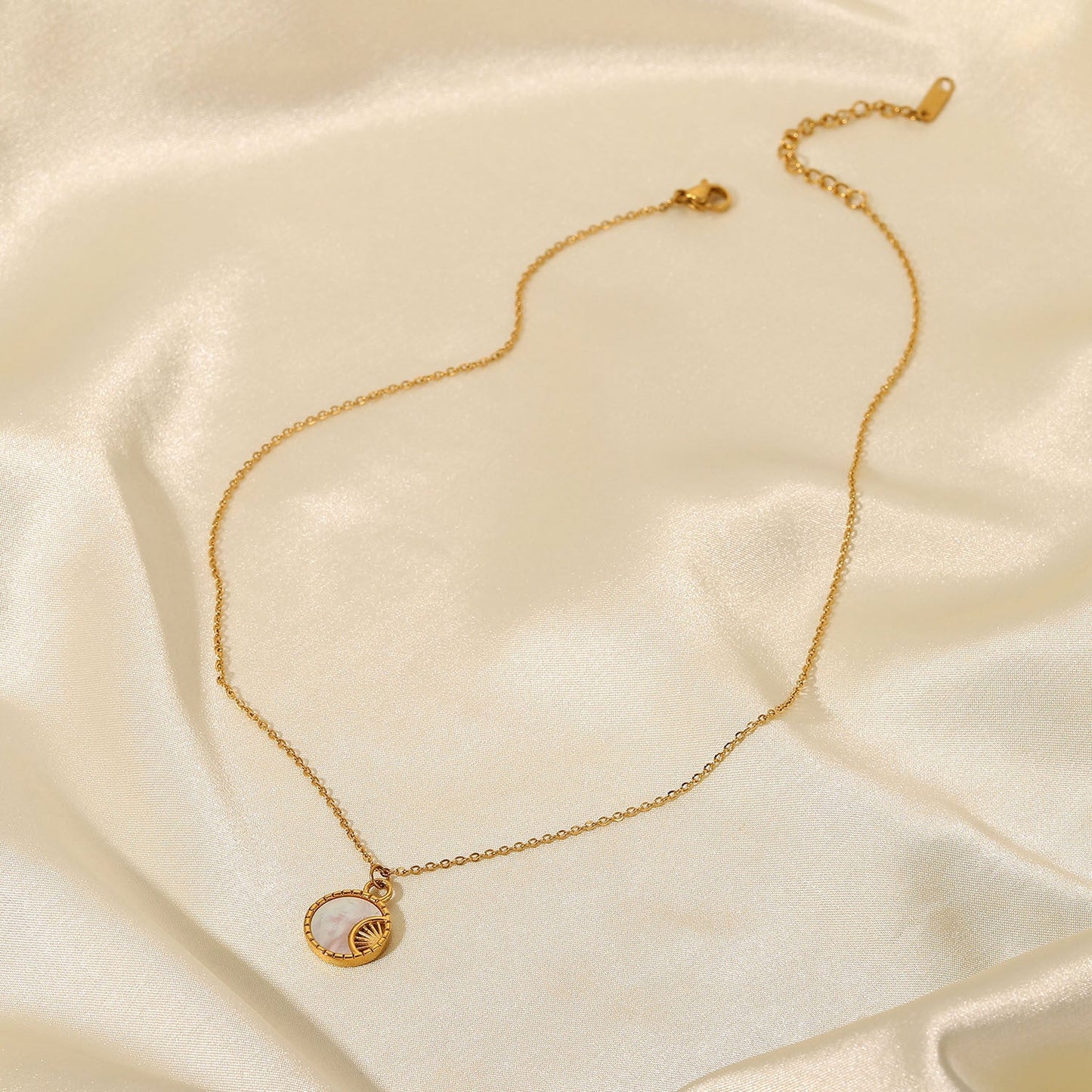 Elegant Freshwater Pearl Necklace with Geometric Pendant – Hypoallergenic Gold-Plated Jewelry for Women 3