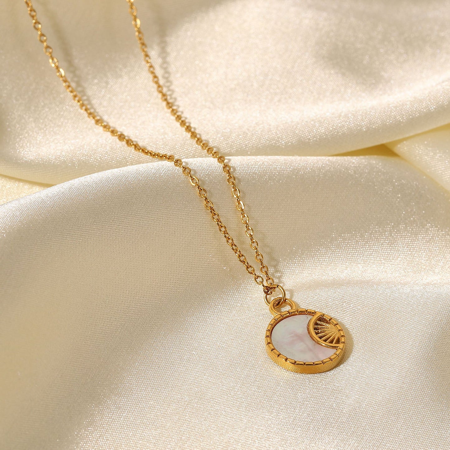Elegant Freshwater Pearl Necklace with Geometric Pendant – Hypoallergenic Gold-Plated Jewelry for Women 4