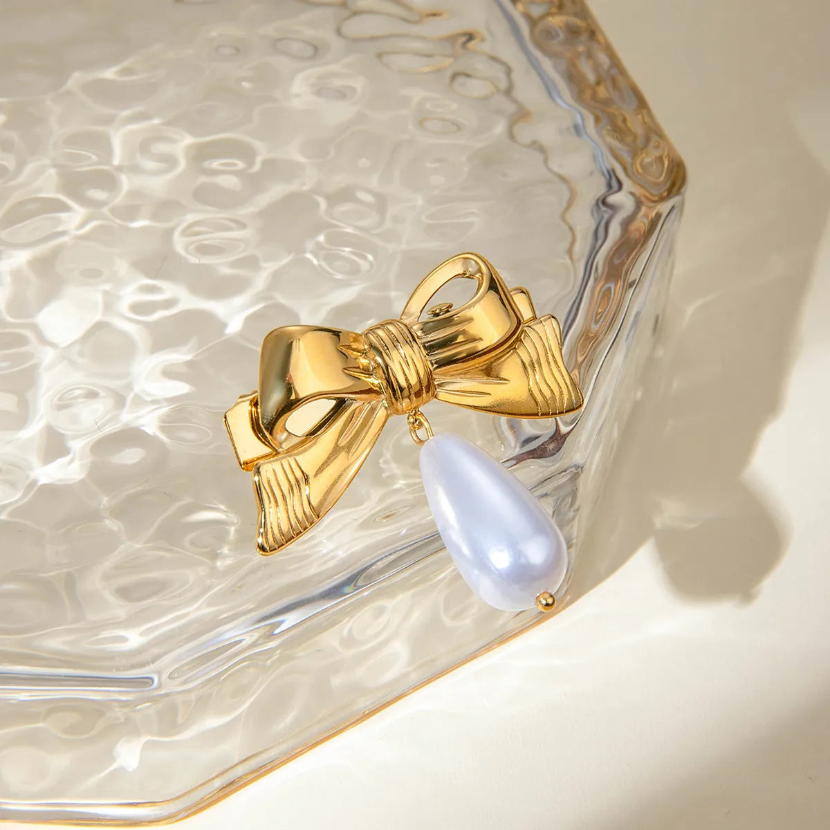 Elegant Gold Hair Clip with Freshwater Pearl - Waterproof, Hypoallergenic Accessory for Women 3