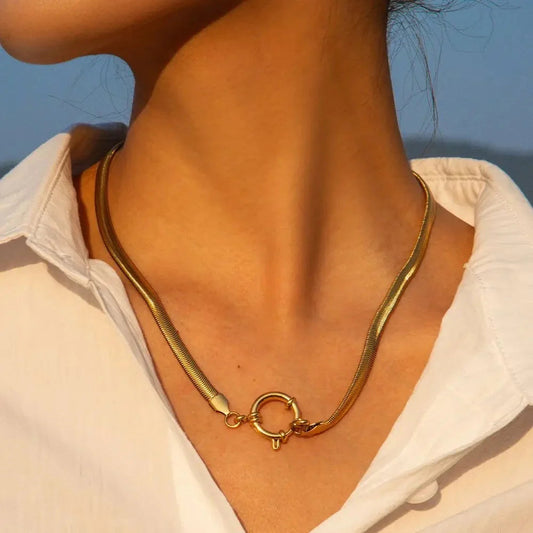 Elegant 18k Gold Necklace with Round Pendant – Waterproof Snake Chain Necklace for Women, Hypoallergenic and Skin-Friendly 1
