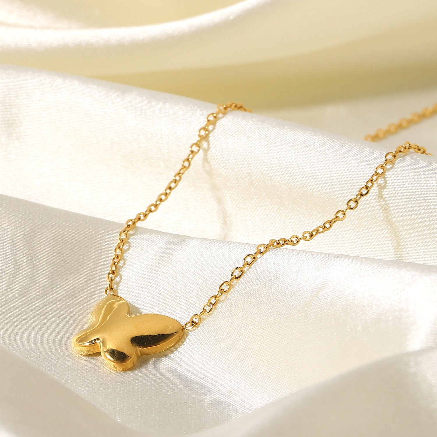 Elegant Butterfly Pendant Necklace with Mother of Pearl and Freshwater Pearls – Hypoallergenic Gold-Plated Jewelry for Women 4