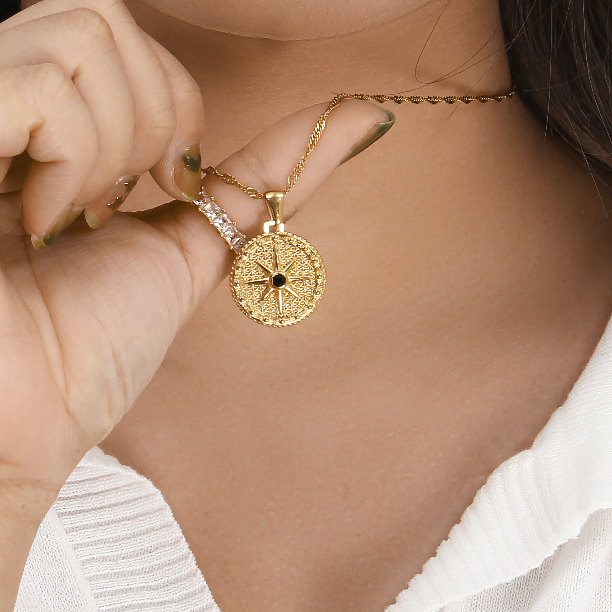 Elegant Compass Necklace in 18k Gold-Plated Stainless Steel – Waterproof, Hypoallergenic, Adjustable Chain 18 + 2 Extension 4