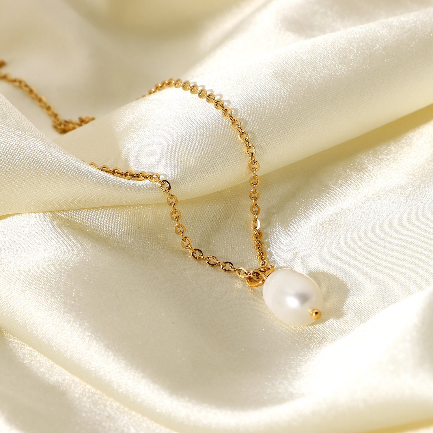Elegant Freshwater Pearl Necklace on Waterproof Gold Chain – Hypoallergenic, Lightweight, 15-Inch with Extension 5