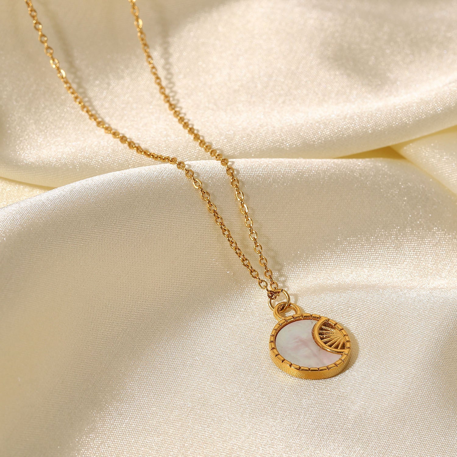Elegant Freshwater Pearl Necklace with Geometric Pendant – Hypoallergenic Gold-Plated Jewelry for Women 4