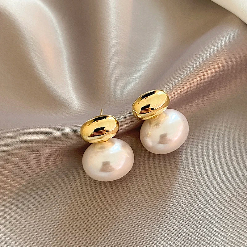 Elegant Gold Accented Pearl Stud Earrings – Timeless Design for Any Occasion 4