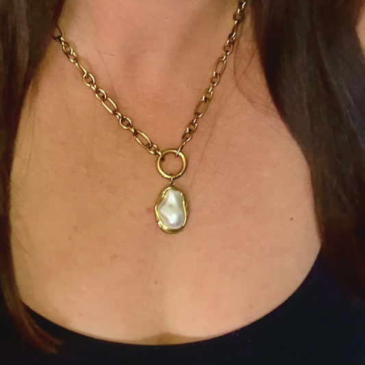 Elegant Mother of Pearl Pendant Necklace – 18k Gold-Plated Stainless Steel, Waterproof & Hypoallergenic 1