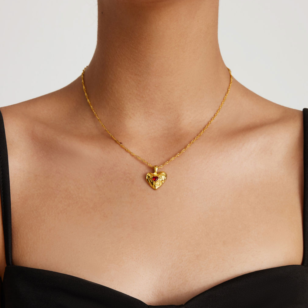 Gold Heart Necklace for Women – 18K Gold Plated Twisted Chain, Hypoallergenic and Waterproof Design 3