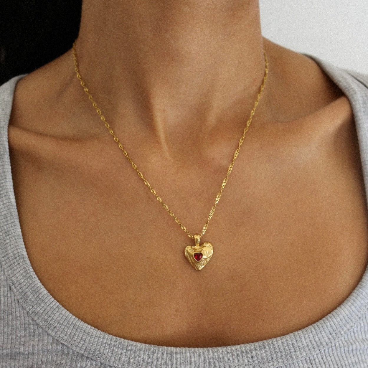 Gold Heart Necklace for Women – 18K Gold Plated Twisted Chain, Hypoallergenic and Waterproof Design 4