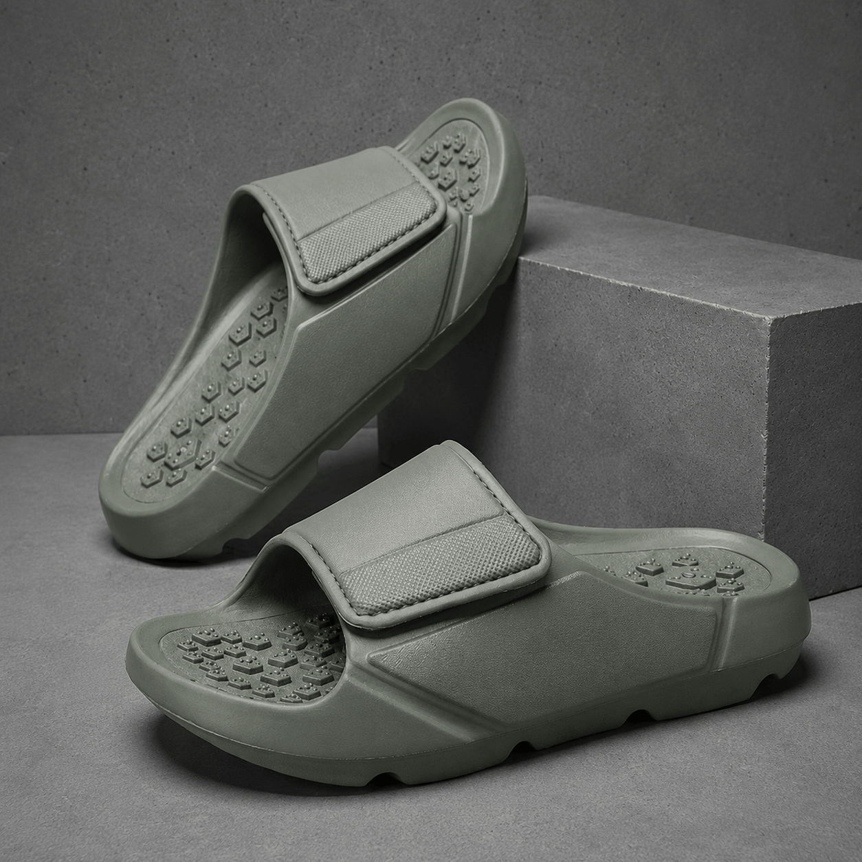 Men's Cushioned Massaging Recovery Slides – back view | Hensley London