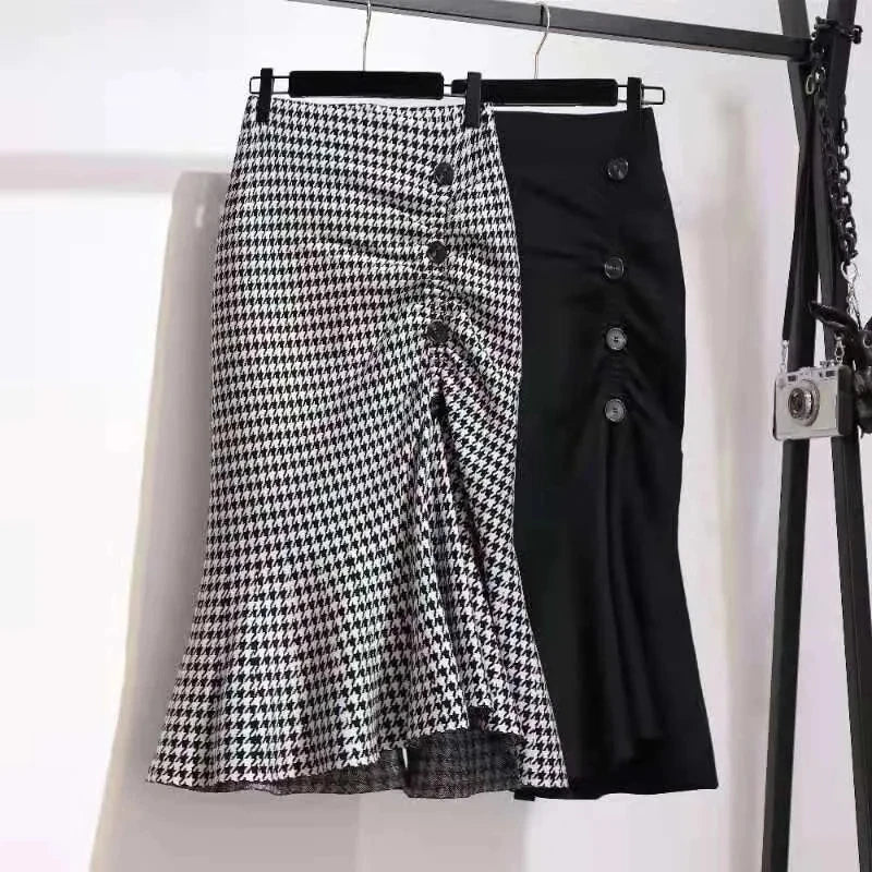 Women's Ruched High-Waist Trumpet Midi Skirt in Houndstooth and Black – product view | Hensley London