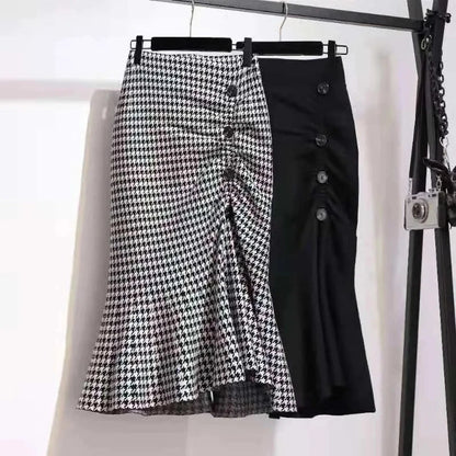 Women's Ruched High-Waist Trumpet Midi Skirt in Houndstooth and Black – product view | Hensley London