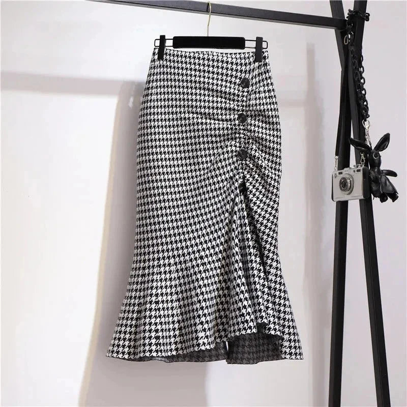 Women's Ruched High-Waist Trumpet Midi Skirt in Houndstooth – product view | Hensley London