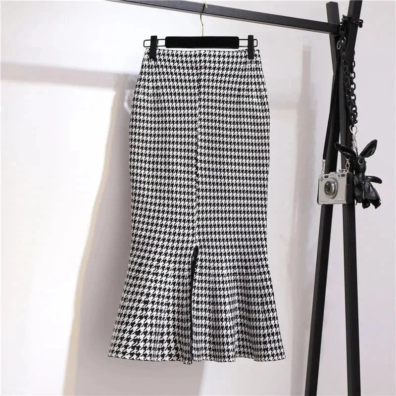 Women's Ruched High-Waist Trumpet Midi Skirt in Houndstooth – product view | Hensley London
