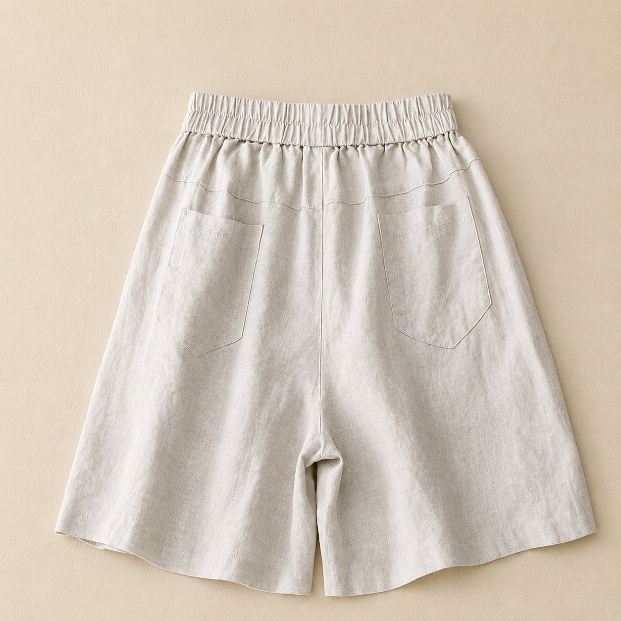 Women's Cotton Linen Elastic Waist Pocket Shorts – waistband detail view | Hensley London
