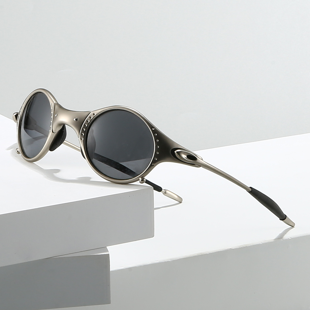 Polarized Sport Sunglasses in Black – front view | Hensley London