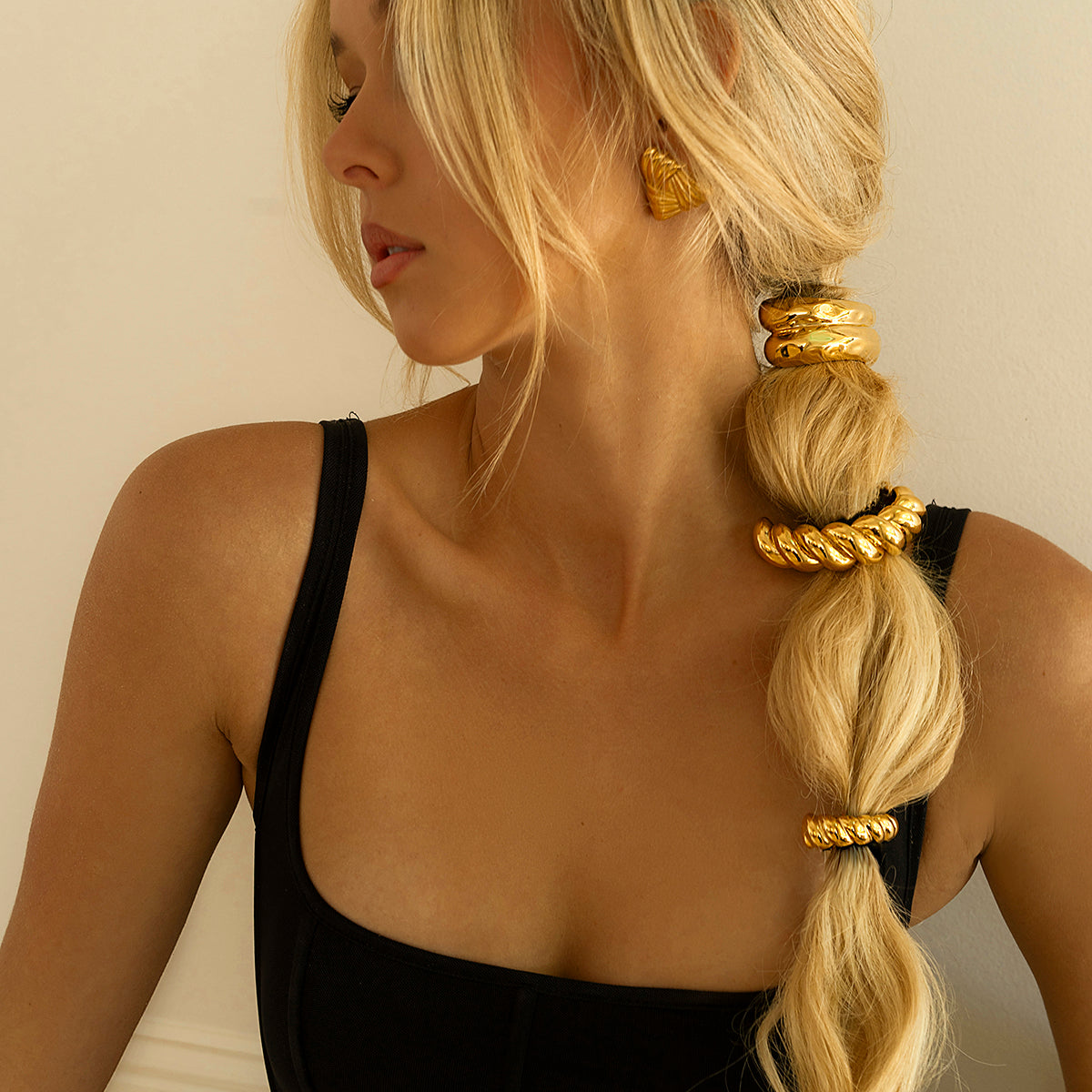 Twist Pony Cuff – Waterproof and Hypoallergenic Hair Accessory in 18k Gold Stainless Steel 1